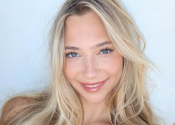 FOTO: Delfine Stal poseert in een verleidelijk zwart lingeriesetje