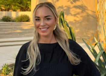 FOTO: Iris Markerink deelt spiegelfoto in een strakke sportoutfit