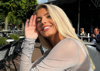 FOTO: Josephine laat weinig aan de verbeelding over met pikante bikinifoto op bed
