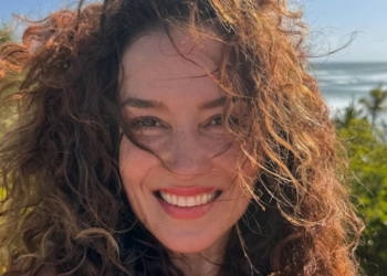 FOTO: Katja Schuurman deelt nieuwe foto terwijl ze in BH op bed zit