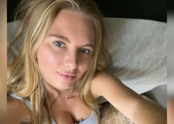 FOTO: Mariska Stapel deelt uitdagende foto waarop ze zonder iets te bedekken op bed ligt