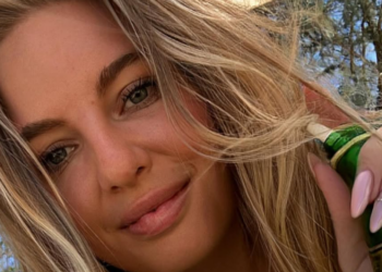 FOTO: Mariska Stapel verrast volgers met gewaagde selfie in BH vanuit bed