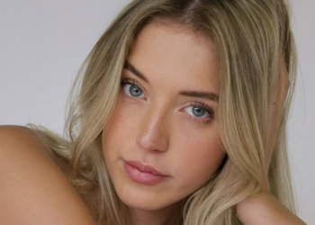 FOTO: Noa Maureen toont haar lingerie met een gewaagde spiegelfoto