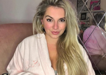 FOTO: Sensi Lowe breekt het internet met gedurfde foto onder de douche