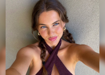 FOTO’S: Charlotte deelt gedurfde bikinifoto’s vanaf het strand