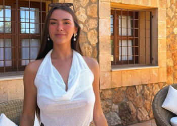 FOTO’S: Emma ligt op de grond in een minuscule bikini