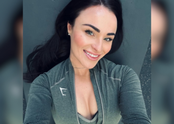 FOTO’S: Jane Valkering kijkt je uitdagend aan in doorschijnende lichtblauwe lingerie