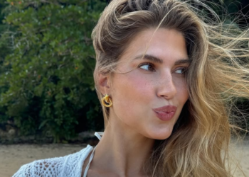 FOTO’S: Kara deelt gewaagde bikinifoto’s in een bikini die net wat te klein voor haar is