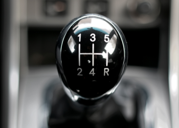 Handgeschakelde auto’s verdwijnen: Automaat wordt de norm in Nederland