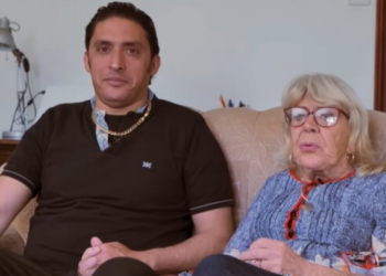 Iris (82) heeft een relatie met Mohamed (36): “Hij droomde er altijd al van om hier te wonen, dat is nu eindelijk gelukt!”