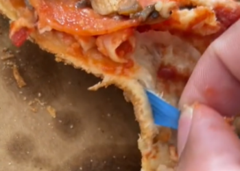 Man doet een bizarre ontdekking in zijn pizza: “Ik moest bijna overgeven!”