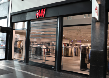 Meerdere mensen onwel nadat Extinction Rebellion vloeistof in kledingwinkel gooit