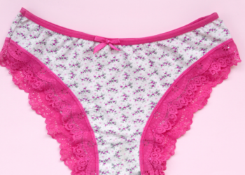 Mensen zijn verbaasd: Dit is waarom er vaak een strikje aan de voorkant van vrouwenondergoed zit