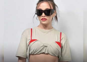 Mode-trend keert terug: Waarom steeds meer mensen hun BH over hun T-shirt dragen