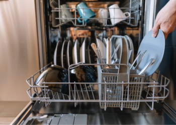 Moet je je vaatwasser wel of niet op eco-stand zetten? Het antwoord zal je verrassen!