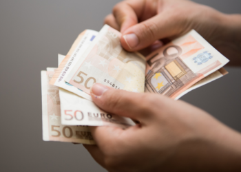 Nieuwe schenkingsregels 2025: tot dit bedrag mag je belastingvrij aan je kinderen geven