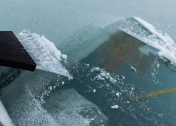 Pas op! Deze populaire truc om je autoruit snel te ontdooien kan je honderden euro’s kosten