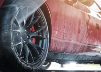 Pas op: Tegenwoordig krijg je een flinke boete als je je auto op straat of op de oprit wast