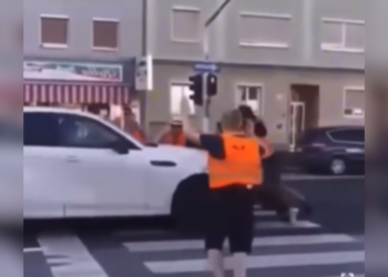 Protesteerders dachten de weg te kunnen blokkeren… Tot deze bestuurder ingreep!