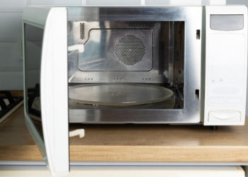 Schokkend: Dit is waarom je je magnetrondeur niet direct na het opwarmen moet openen