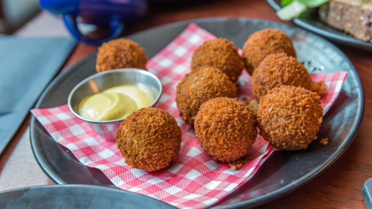 Schokkend: Dit zit er écht in frituursnacks zonder dat je het weet!