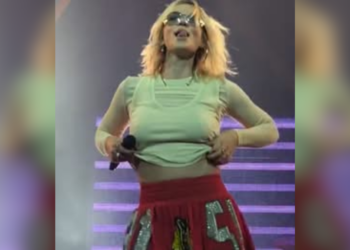 VIDEO: Zangeres Maan laat in kort rokje tijdens optreden zien wat ze in huis heeft