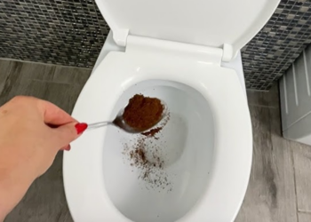 Waarom een kopje koffie in de wc gieten een verrassend goed idee is