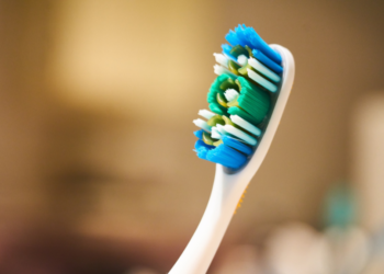 Waarom hebben veel tandenborstels gekleurde haren? Dit zal je niet verwachten!