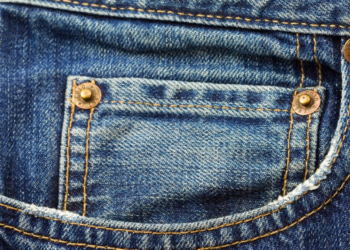 Weet jij waarom spijkerbroeken altijd dat mini-zakje hebben? Dit is de échte reden