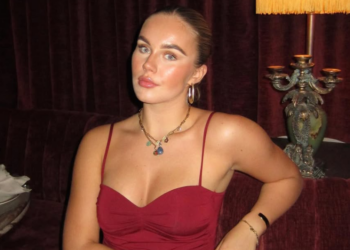 ZIEN: Lisa Nieuwstraten verrast volgers met spiegelfoto’s in lingerie