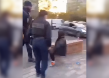 Zo gaat de Franse politie om met jongeren die een grote mond hebben