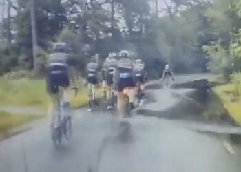 Automobilist twijfelt geen seconde bij groep wielrenners en gigantische plas water