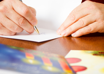 ABSURD! Zoveel kost het je nu om een simpel kaartje te versturen