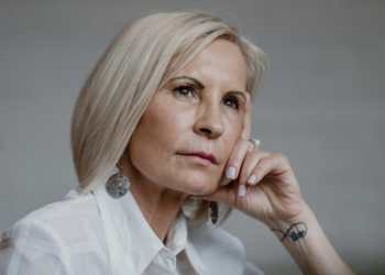 Anita (53): “Mensen maken grapjes om mijn werk, maar mijn auto is duurder dan die van hen”