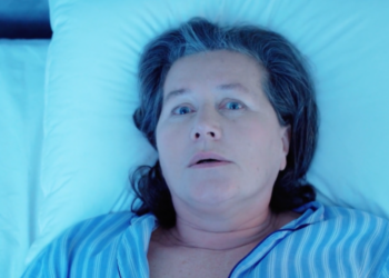 Arts legt uit: “Dít is de schokkende reden waarom jij midden in de nacht wakker wordt”