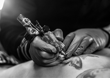 Aydin: “Ik heb mijn oogballen getatoeëerd en mijn neus verwijderd om eruit te zien als een ‘menselijke zombiekat'”