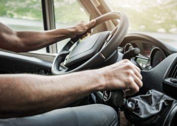 Bart (35) rijdt gewoon met zijn dieselauto door de emissiezone: “Ik ga niet mee met deze onzin”