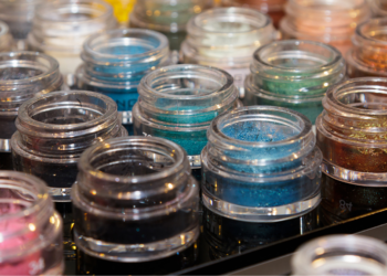 Dit is dé trend van 2025: Steeds meer vrouwen versieren hun oksels met glitters