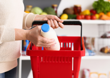 Boerin Sanne waarschuwt: “Dit zit écht in je supermarktmelk!”