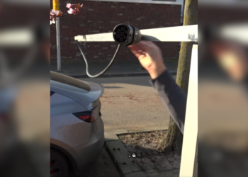 Dwangsom of niet: Klaas blijft zijn Tesla opladen met zelfgebouwde hefboom voor zijn huis