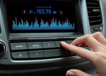 Einde van de autoradio? Radiostations waarschuwen voor gevaarlijke ontwikkeling!