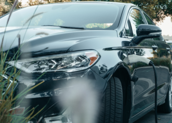 Frank (38): “Elektrisch rijden is de toekomst, en wie dat niet snapt, loopt achter!”