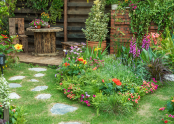 Hans (52) mag niet in de tuin werken van buurman: “Zondag is een rustdag”