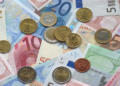 Het kabinet wil contante betalingen boven dit bedrag verbieden: wordt cash betalen verleden tijd?
