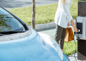 Iedereen zegt dat het voordelig is… Dit zijn de verborgen kosten van elektrisch rijden op een rij