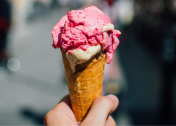 Ijs in Nederland bijna niet meer te betalen: “Dit betaal je nu voor één bolletje”