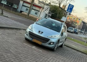 Jayden (34): “Mijn buurman parkeert iedere dag zijn vervuilende auto op de enige 2 plekken met een laadpaal”