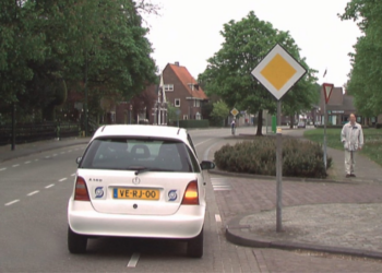Je slaat af naar rechts, moet je voorrang geven aan de voetganger of niet? Bijna niemand weet dit!