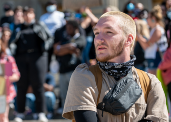 Klimaatactivist Ron: “Eigen auto’s moeten per direct verboden worden, het is de ondergang van onze planeet”