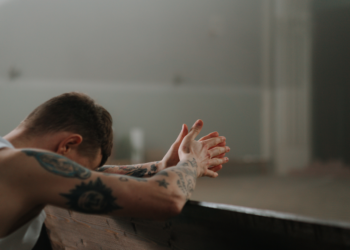 Mark’s vriendin wilt dat hij het doet met haar tweelingzus: “Ik weet niet wat ik moet doen”